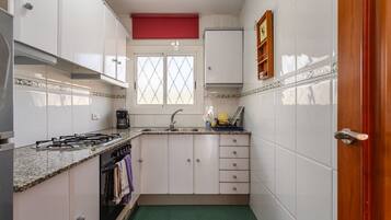 Frigorífico, microondas, horno y placa de cocina