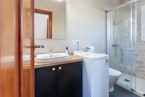 Shower, hair dryer, towels