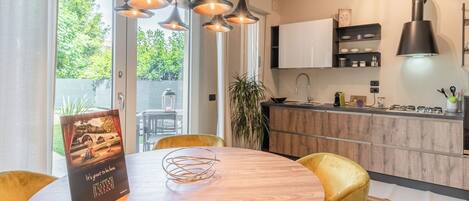 Kühlschrank, Mikrowelle, Ofen, Herdplatte