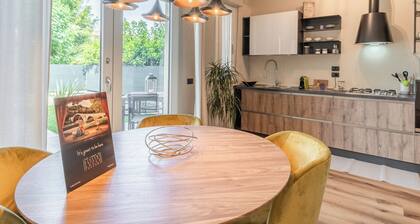 Holiday Apartment "Casa Eva Lucca" with Private Garden & Wi-Fi