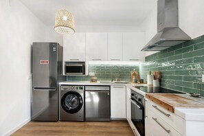 Frigorifero, microonde, forno, piano cottura