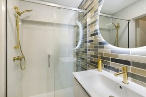 Ducha, secador de pelo y toallas