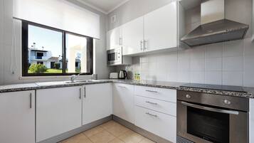 Jääkaappi, mikroaaltouuni, uuni, liesi