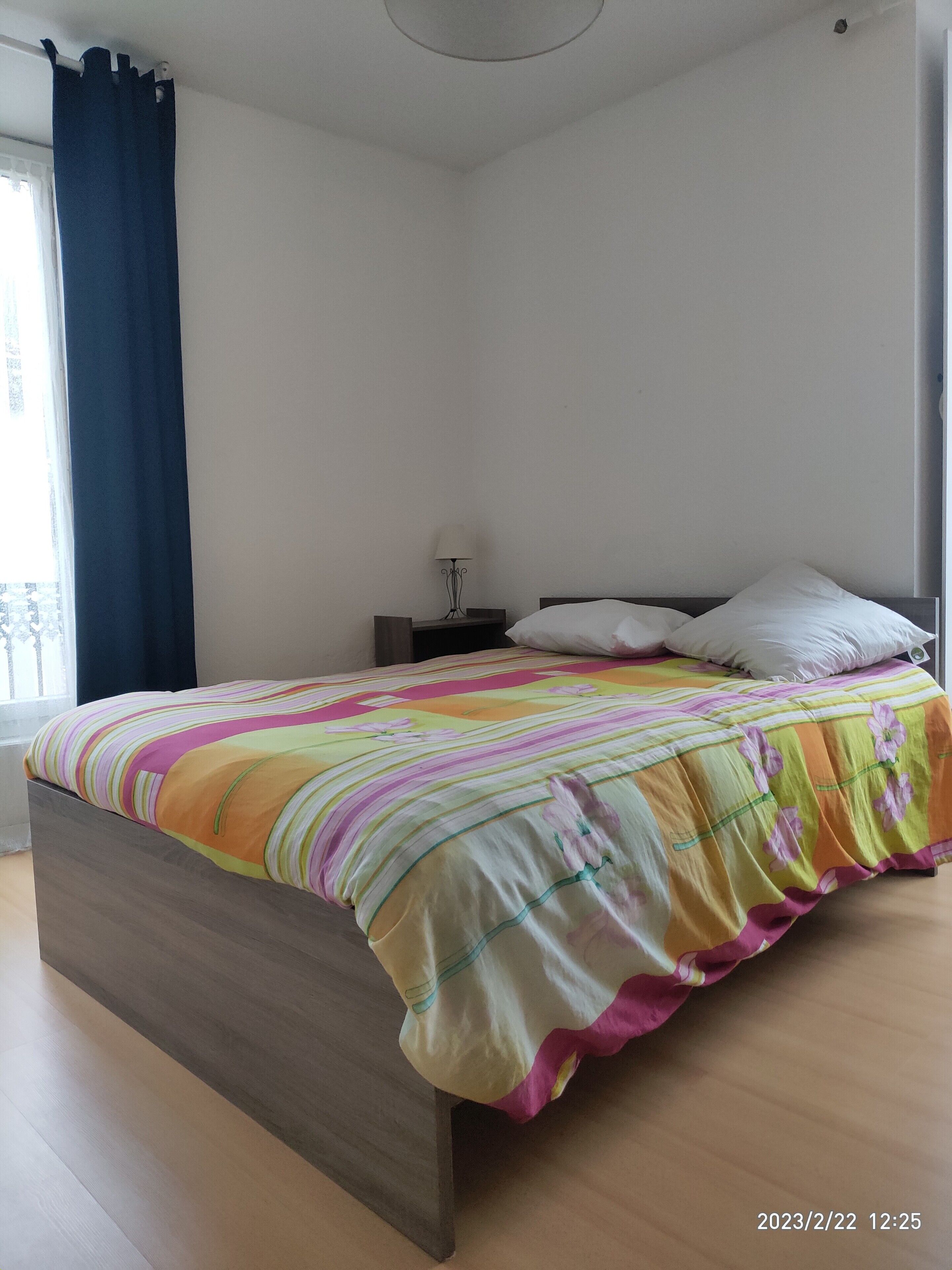 1 chambre, fer et planche à repasser