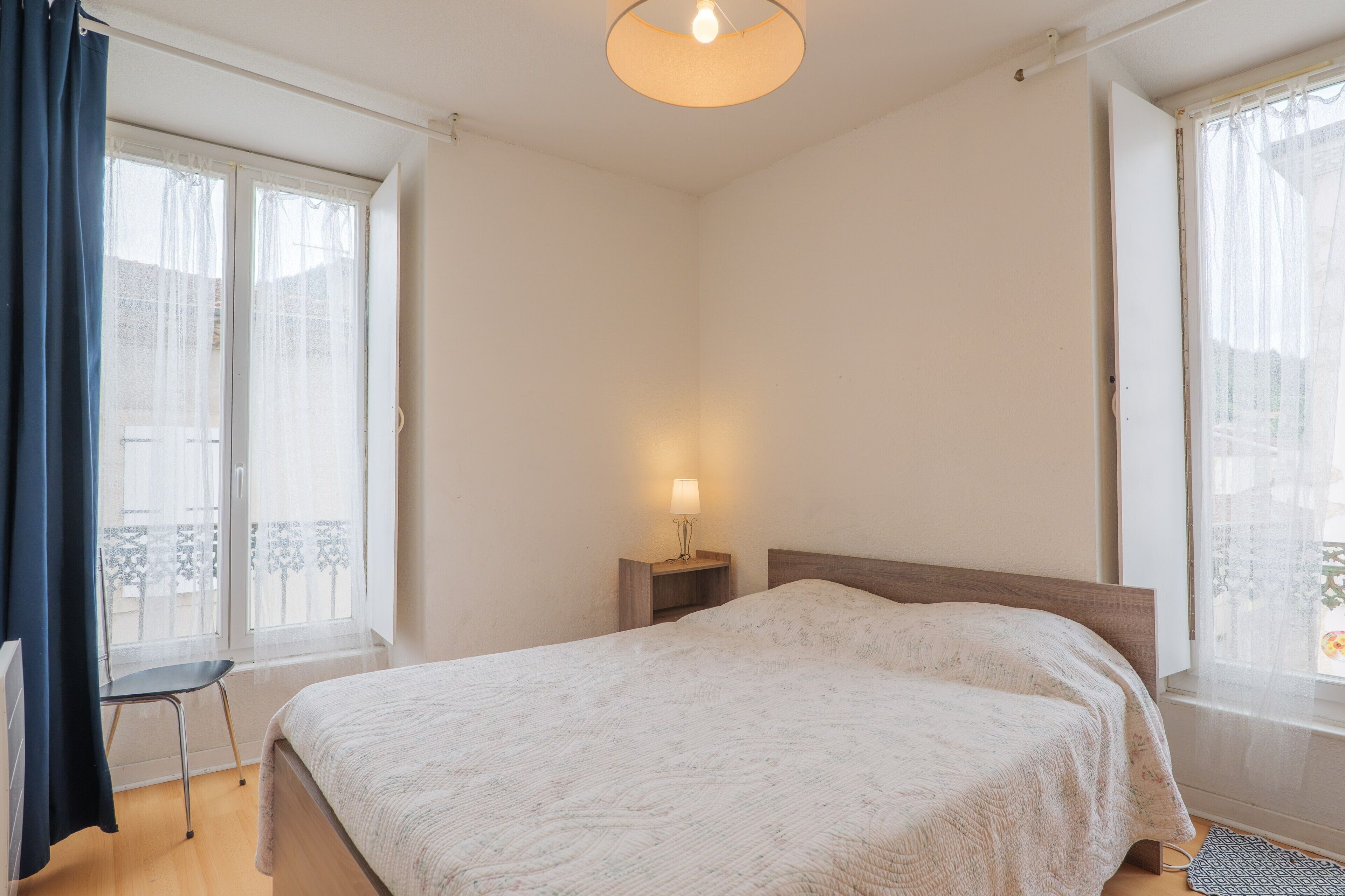 1 habitación y tabla de planchar con plancha 