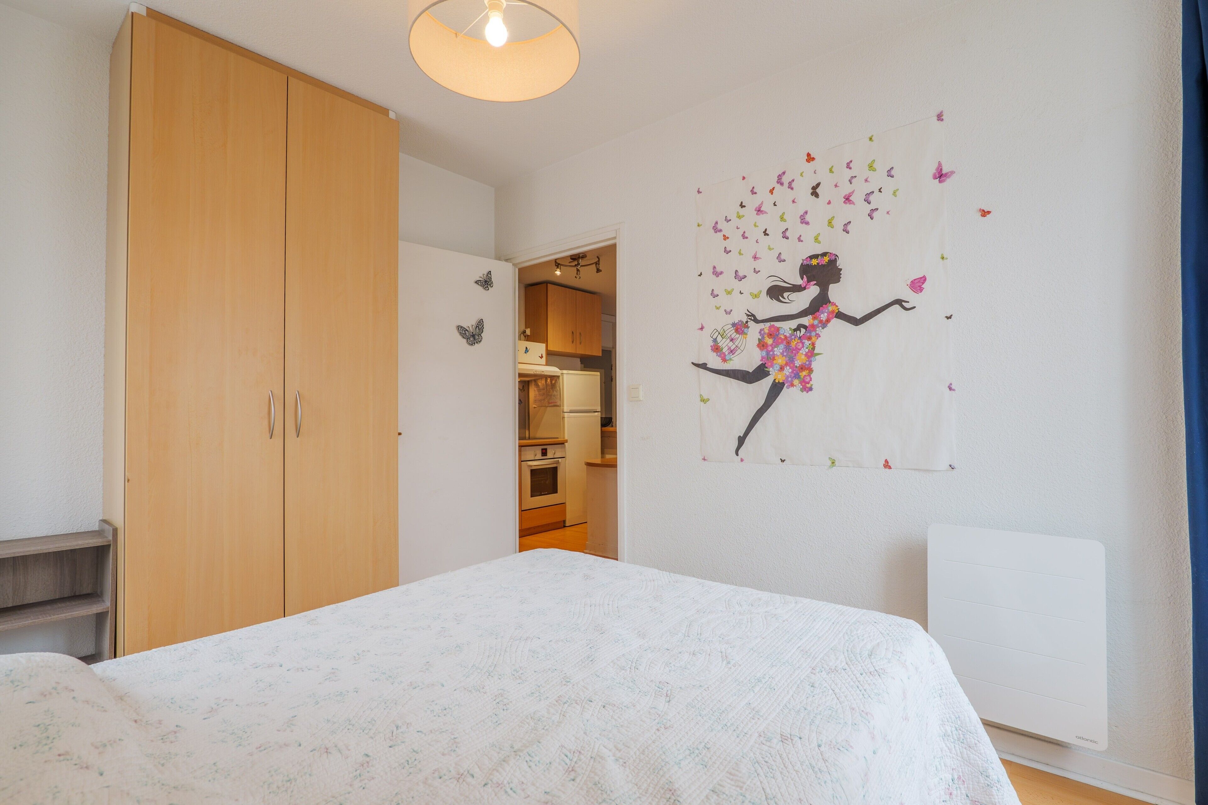 1 chambre, fer et planche à repasser