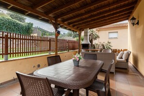 Outdoor dining - Holiday Home 'Collbato Resort' with Mountain View, Wi-Fi and Air Conditioning (Collbato)