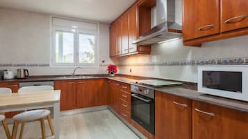 Frigorífico, microondas, horno y placa de cocina