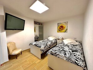 2 bedrooms, free WiFi, bed sheets - Holiday Home "La Casa della Nonna" with Mountain View, Private Terrace & Wi-Fi (SERRAMAZZONI)