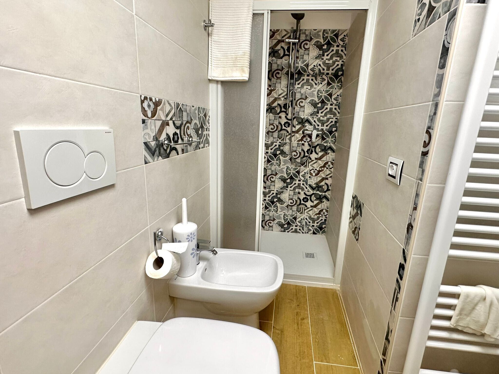 Een douche, een haardroger, handdoeken