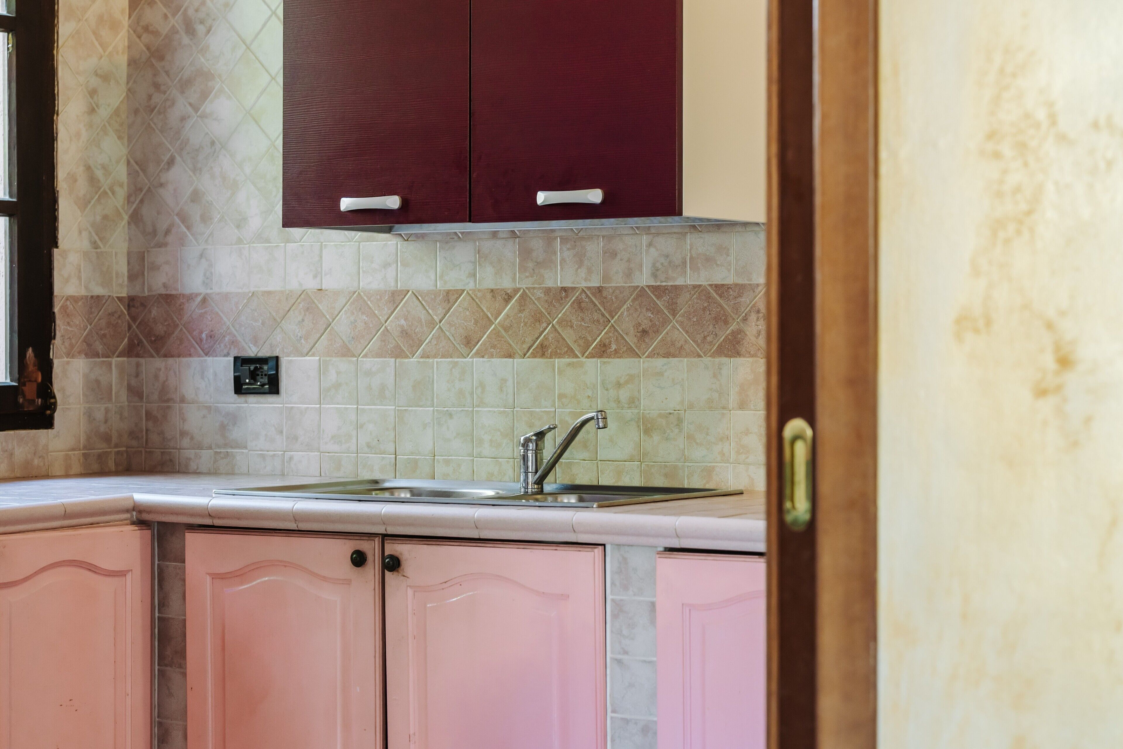 Réfrigérateur, micro-ondes, plaque de cuisson