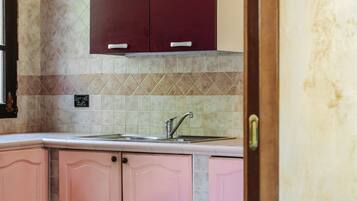 Réfrigérateur, micro-ondes, plaque de cuisson