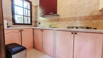 Fridge, microwave, stovetop, cookware/dishes/utensils