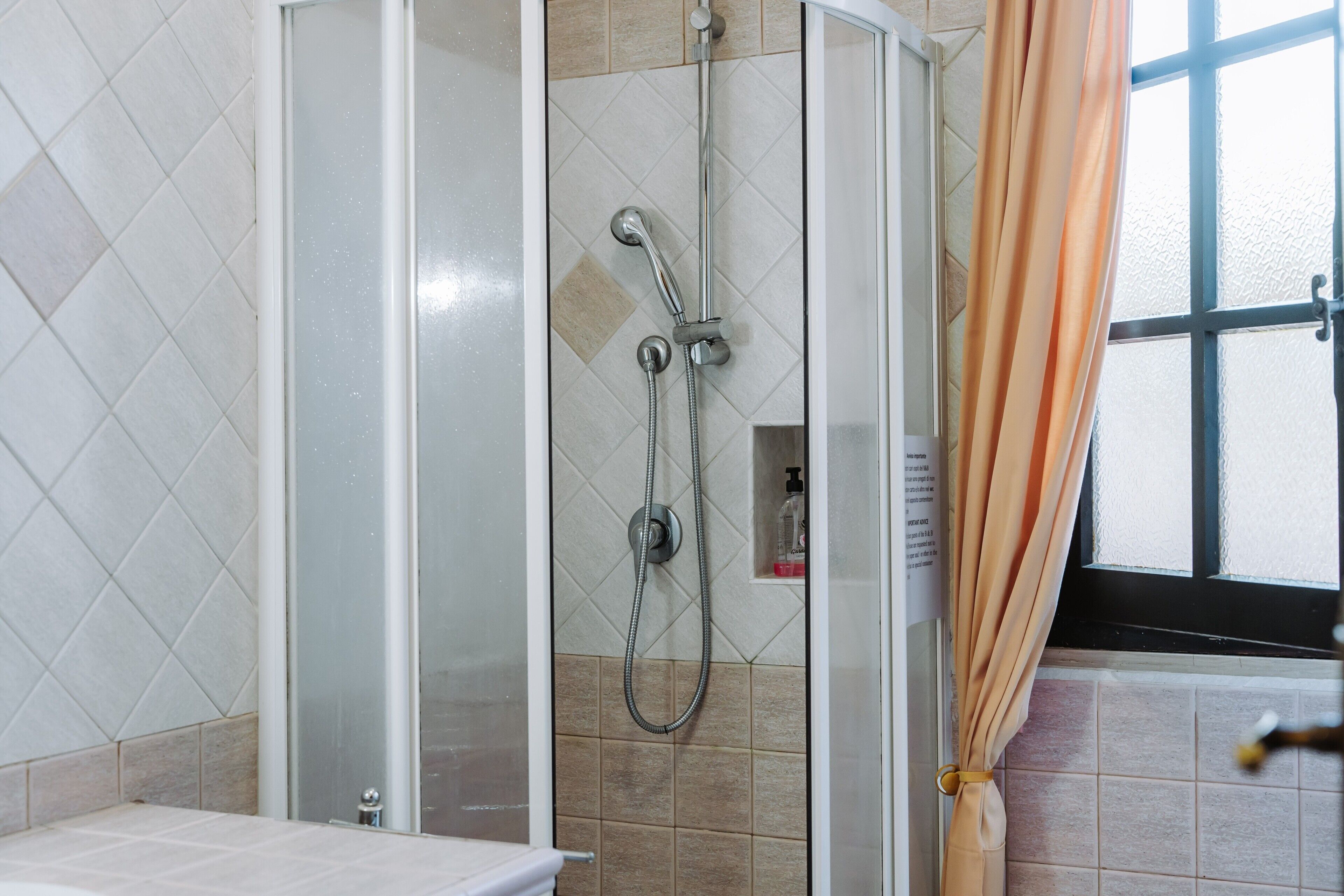 Een douche, een haardroger, handdoeken