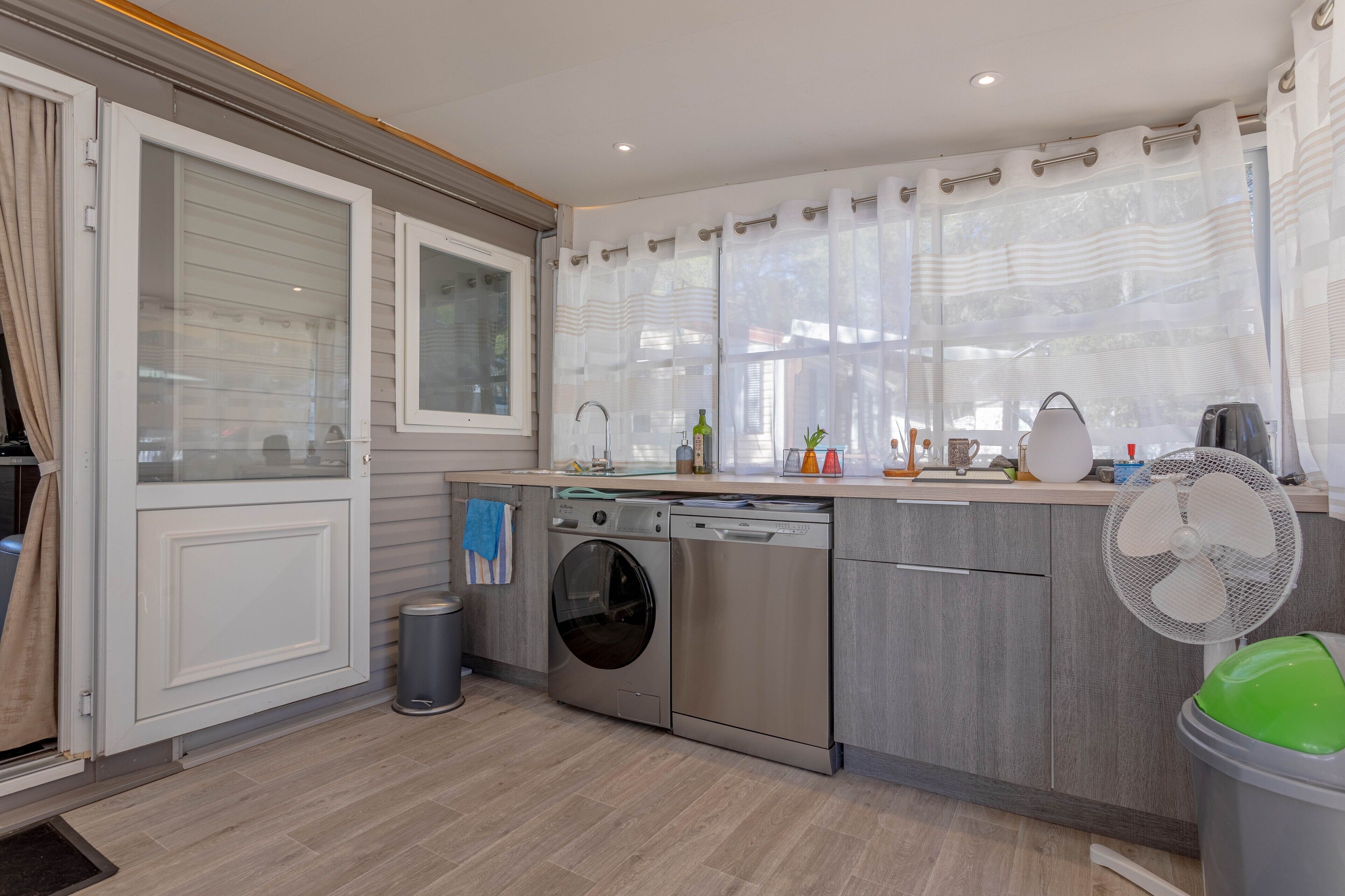 冷蔵庫、電子レンジ、オーブン、コンロ