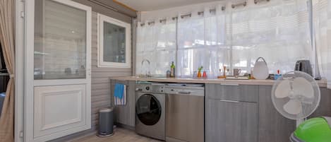 Réfrigérateur, four à micro-ondes, un four, surface de cuisson