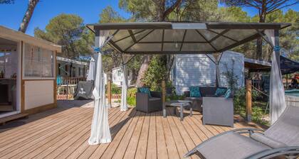 Wohnwagen 'Mobil Home Vacances' mit Gemeinschaftspool, privater Terrasse und WLAN
