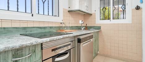Coffee/tea maker, fridge, microwave, stovetop