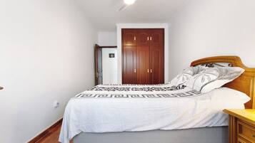 2 chambres, fer et planche à repasser, Wi-Fi gratuit, draps fournis