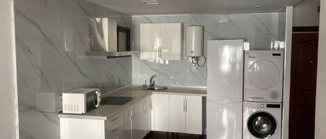 Réfrigérateur, micro-ondes, plaque de cuisson, cafetière/bouilloire