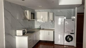 Refrigerador, microondas, parrilla de estufa y cafetera y tetera 