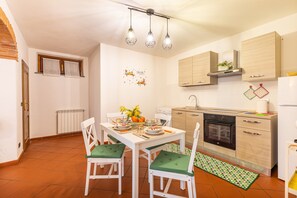 Frigorifero, forno, piano cottura, macchina per tè/caffè