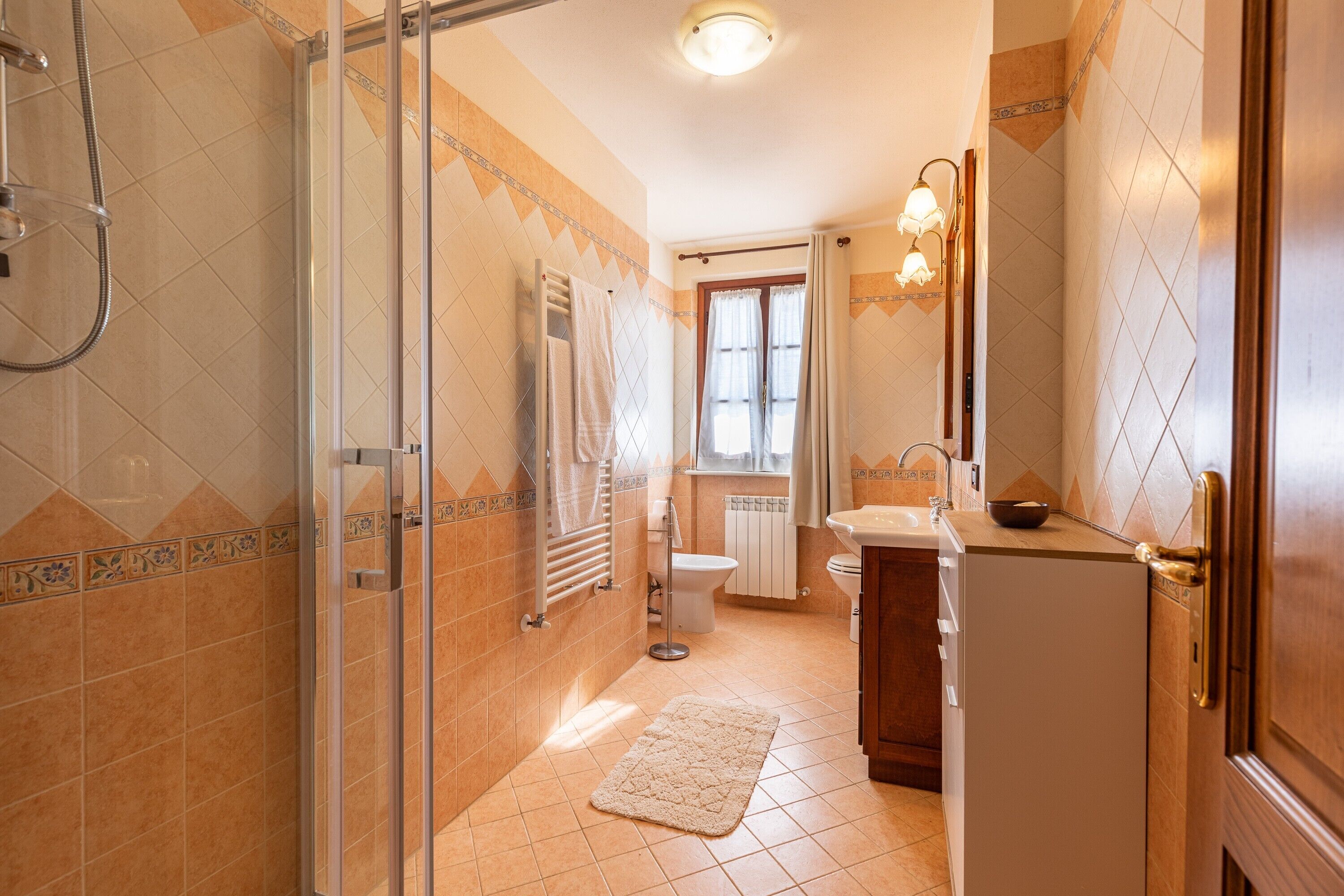 Douche, sèche-cheveux, serviettes fournies