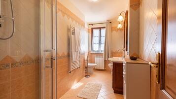 Douche, sĂšche-cheveux, serviettes fournies