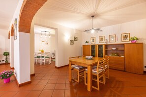 Dining - Studio Apartment "Il Colle dei Frati" with Private Terrace & Wi-Fi (Sinalunga)