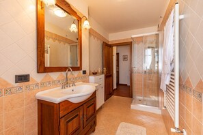 Shower, hair dryer, towels - Studio Apartment "Il Colle dei Frati" with Private Terrace & Wi-Fi (Sinalunga)