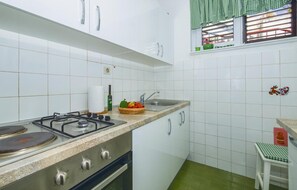 Refrigerador, microondas, parrilla de estufa y cafetera y tetera 