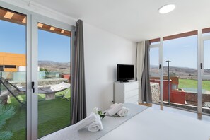 3 bedrooms, iron/ironing board, free WiFi, bed sheets - Modern Villa "Cacemar" with Private Pool & Wi-Fi (san bartolomé de tijarana)