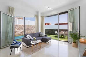 TV - Modern Villa "Cacemar" with Private Pool & Wi-Fi (san bartolomé de tijarana)
