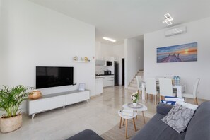 TV - Modern Villa "Cacemar" with Private Pool & Wi-Fi (san bartolomé de tijarana)