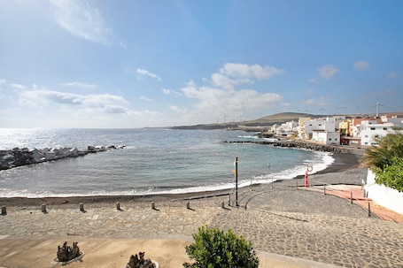 ビーチ. Vacation Apartment 'Eras Views' with Sea View and Wi-Fi