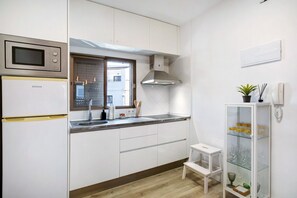 Fridge, microwave, stovetop, coffee/tea maker - Vacation Apartment 'Eras Views' with Sea View and Wi-Fi (Las eras)