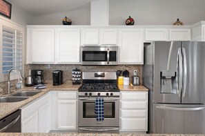 Refrigerador, microondas, horno, placa de cocina