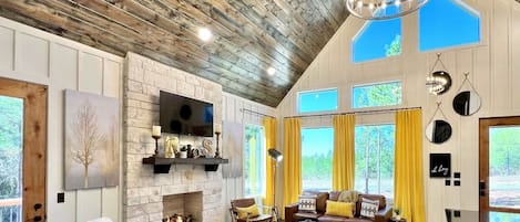 Smart TV y chimenea