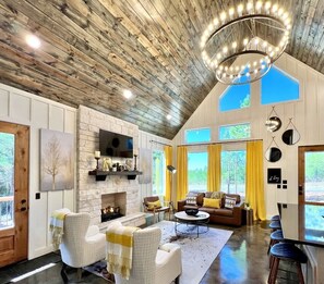 Smart TV, fireplace - Fall Fun, Disk Golf, Hot Tub, Play set (Broken Bow)