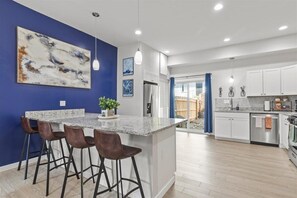 Køleskab, mikrobølgeovn, ovn, kogeplade