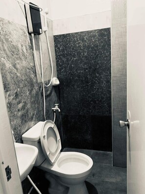 Comfort-Vierbettzimmer | Badezimmer
