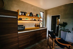 Fridge, microwave, dishwasher, cookware/dishes/utensils