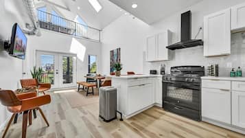 Geladeira, micro-ondas, fogão, cooktop