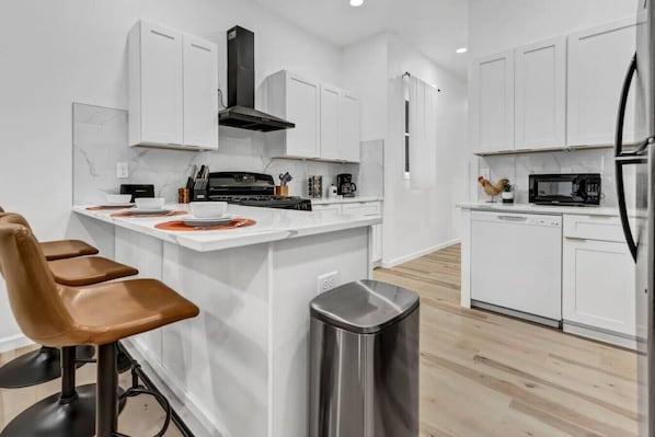 Jääkaappi, mikroaaltouuni, uuni, liesi