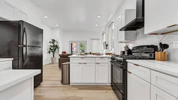 Frigorífico, microondas, horno y placa de cocina