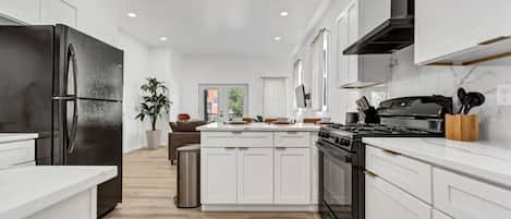 Refrigerador, microondas, horno, placa de cocina