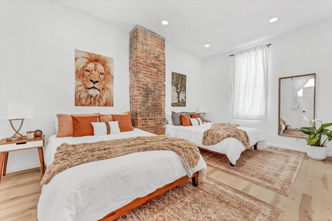 4 bedrooms, iron/ironing board, WiFi, bed sheets