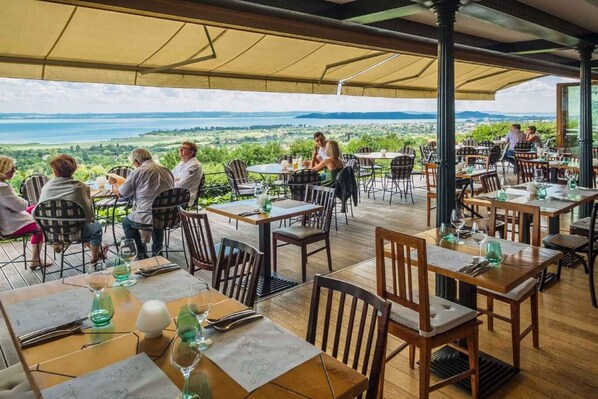 Outdoor dining - Studio with large terrace and mountain view (Csopak)