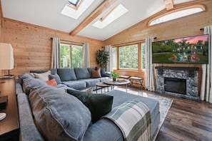 Smart TV, fireplace - Catfish Hideaway Estate (Eagle River)