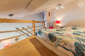 2 chambres, fer et planche à repasser, lit de bébé portatif